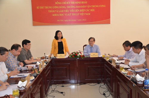 Bí thư Trung ương Đảng, Trưởng Ban Dân vận Trung ương Bùi Thị Minh Hoài làm việc với Liên hiệp Hội Việt Nam