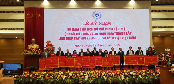 Trí thức là vốn liếng quý báu của dân tộc