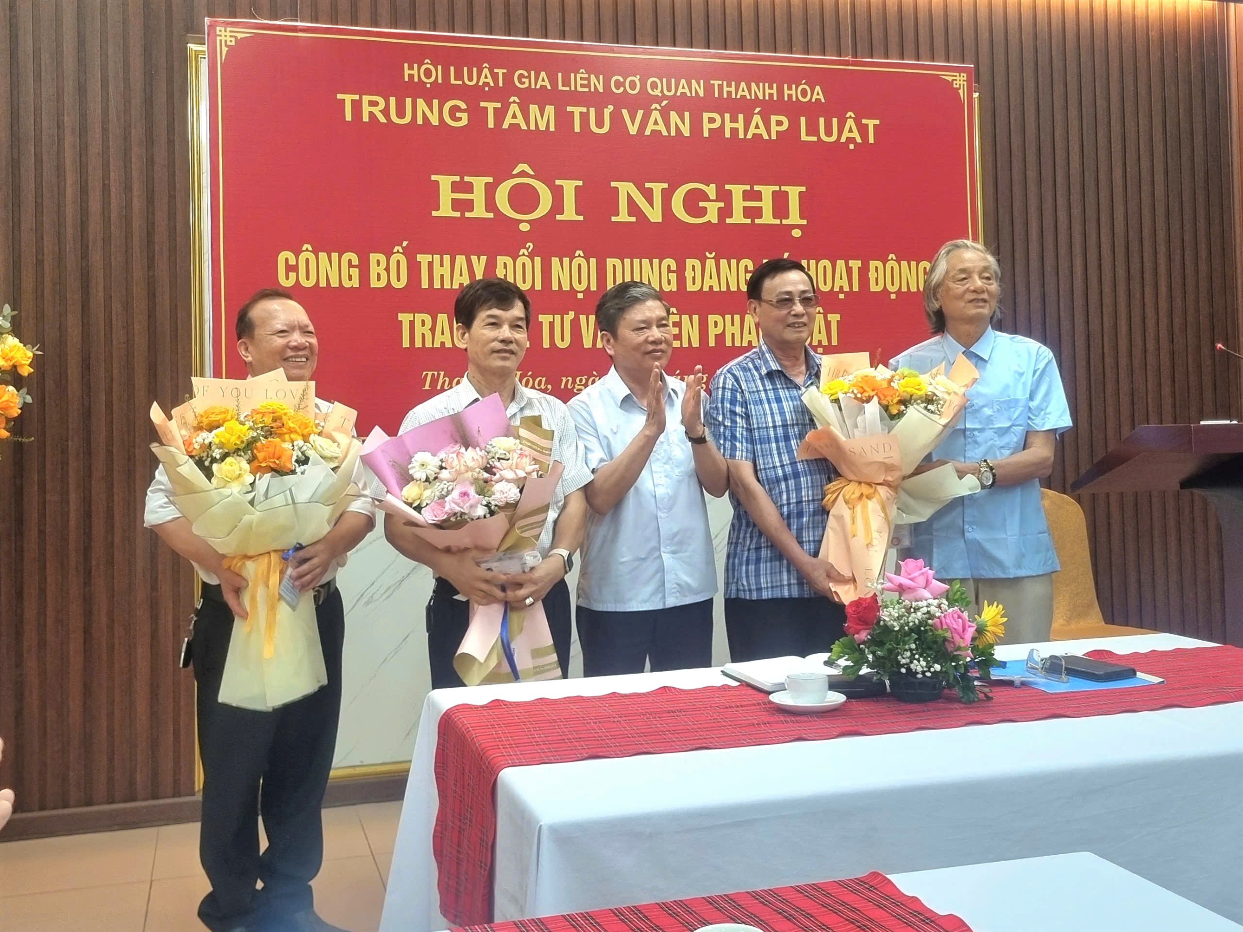 Hội Luật gia: Trung tâm Tư vấn pháp luật Hội Luật gia Liên cơ quan kiện toàn chức danh lãnh đạo và trao thẻ tư vấn viên pháp luật 