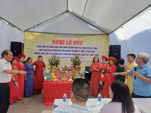 Hội Di sản Văn hóa và Cổ vật Thanh Hoa đúc trống đồng, súng thần công trao tặng tỉnh Quảng Trị