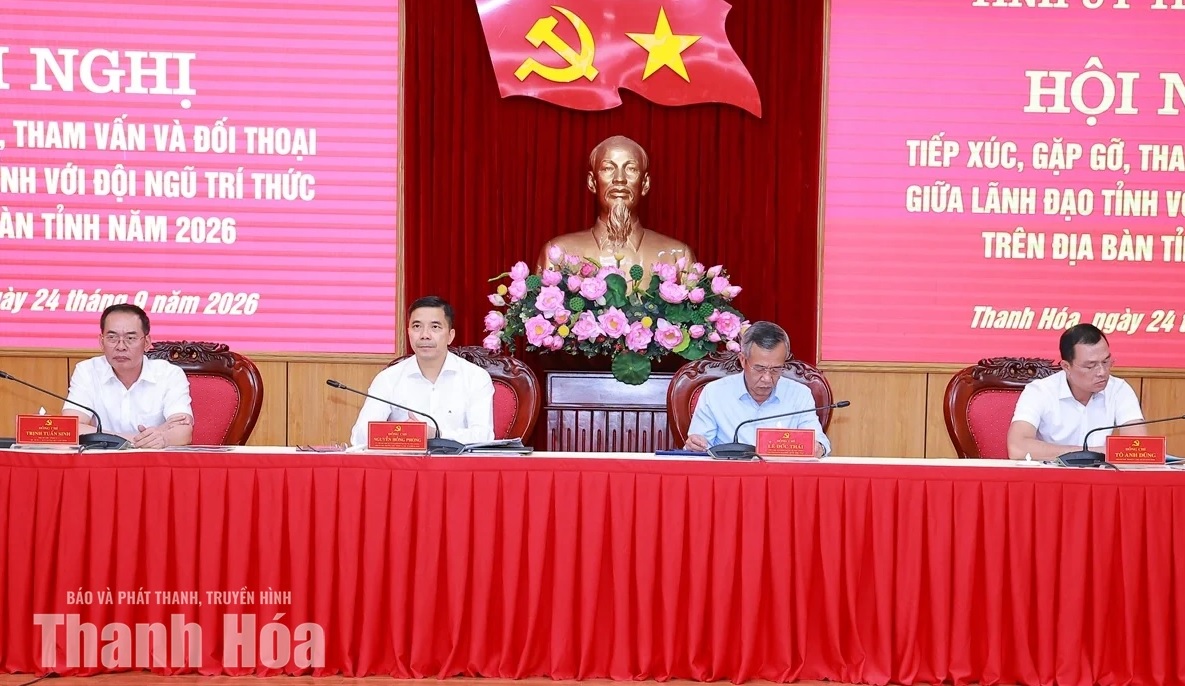 Đồng chí Lê Đức Thái, Ủy viên Trung ương Đảng, Bí thư Tỉnh ủy, Trưởng Đoàn ĐBQH tỉnh cùng các đồng chí Phó Bí thư Tỉnh ủy chủ trì hội nghị.